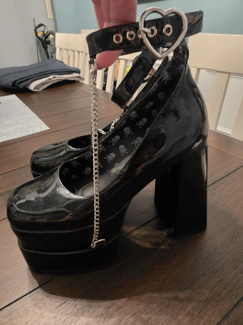 Lamoda glossy black